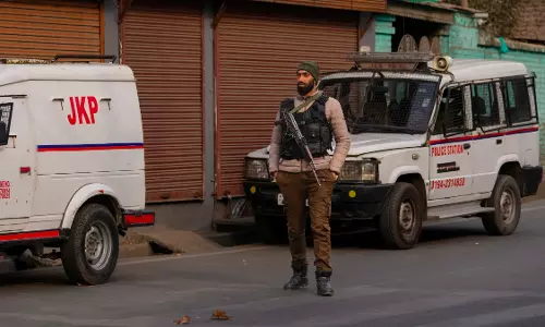 Jammu: पुलिस ने पुलवामा में नशा रोकने के लिए चलाया बड़ा अभियान Jammu: पुलिस ने पुलवामा में नशा रोकने के लिए चलाया बड़ा अभियान