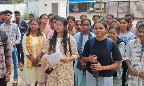 शराब दुकान को हटवाने कलेक्ट्रेट पहुंचे कॉलेज स्टूडेंट्स, उग्र आंदोलन की चेतावनी दी शराब दुकान को हटवाने कलेक्ट्रेट पहुंचे कॉलेज स्टूडेंट्स, उग्र आंदोलन की चेतावनी दी