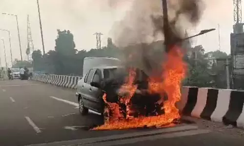 Phagwara फ्लाईओवर पर कार में आग लग गई, परिवार बाल-बाल बचा