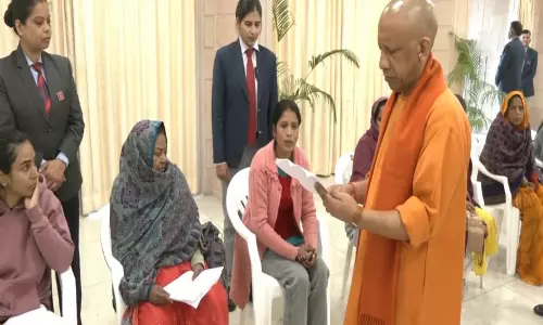 Yogi आदित्यनाथ ने जनता दर्शन में शिकायतों का किया समाधान