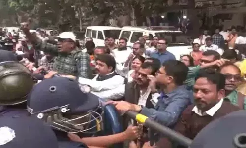 बंगाल में पोलिंग बूथ लेवल अधिकारियों का विरोध.. SIR के काम के दबाव को लेकर चिंता बंगाल में पोलिंग बूथ लेवल अधिकारियों का विरोध.. SIR के काम के दबाव को लेकर चिंता