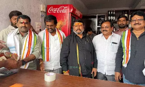 Munugode विधानसभा क्षेत्र में गांव के बाहर शराब की दुकानें