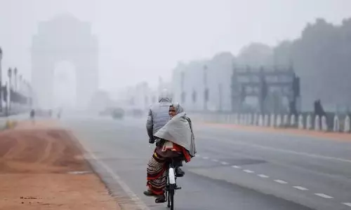 Delhi में 5.7 डिग्री सेल्सियस तापमान, हवा और साफ आसमान की वजह से तापमान में गिरावट Delhi में 5.7 डिग्री सेल्सियस तापमान, हवा और साफ आसमान की वजह से तापमान में गिरावट