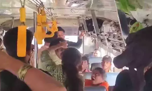 APRTC बस में सीट को लेकर महिलाओं ने किया हिंसक हमला