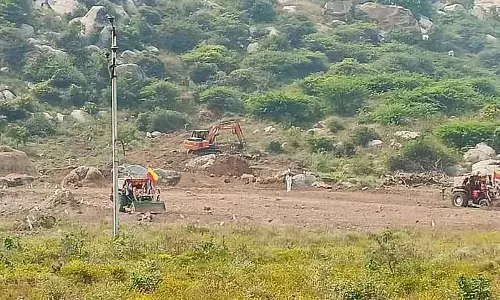 बस्ती बनाने के बहाने पहाड़ी खोदी गई; लोगों में गुस्सा