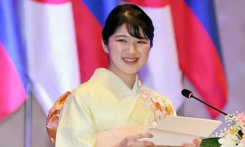 Japan में सिर्फ़ पुरुषों के उत्तराधिकार पर बहस कैसे राजशाही को नया आकार दे सकती है