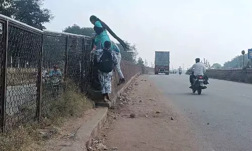 स्काईवॉक गायब; हाईवे पार करने वालों के लिए खतरा