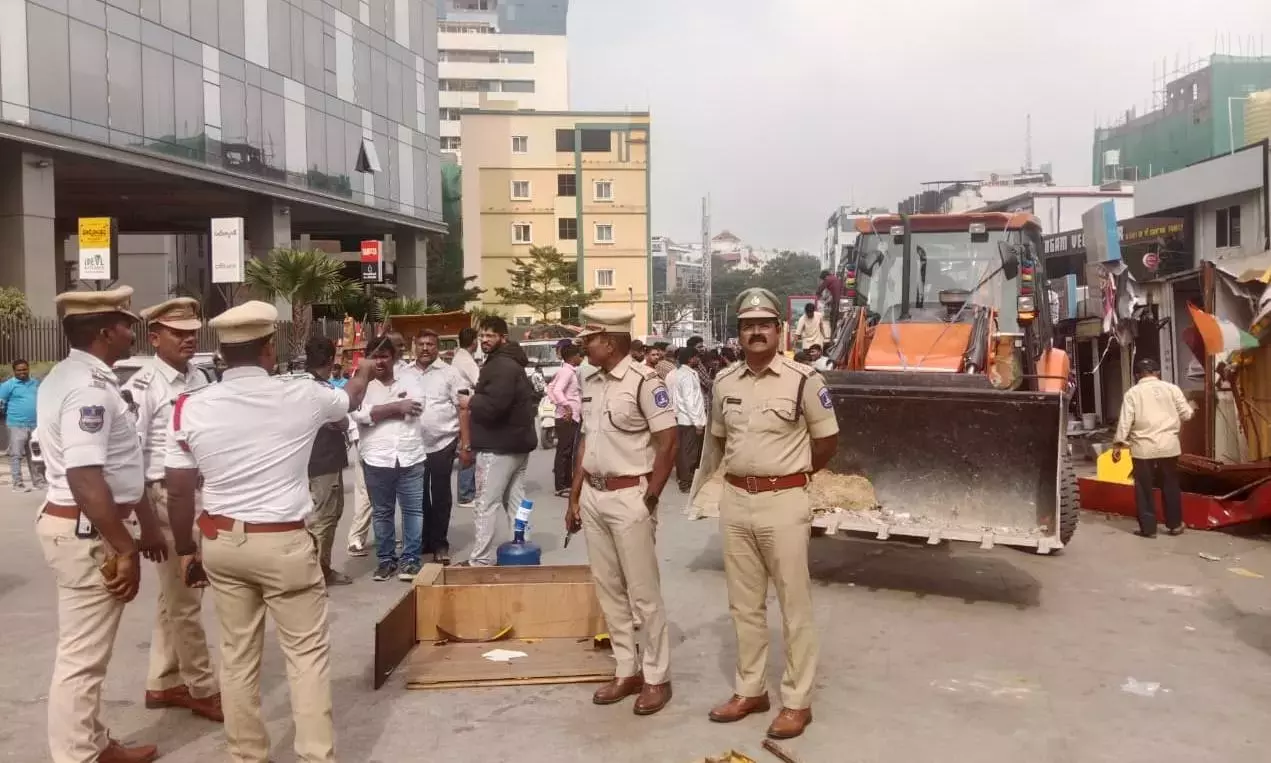 माधापुर पुलिस GHMC ने हाइटेक सिटी में फुटपाथ से अतिक्रमण हटाया