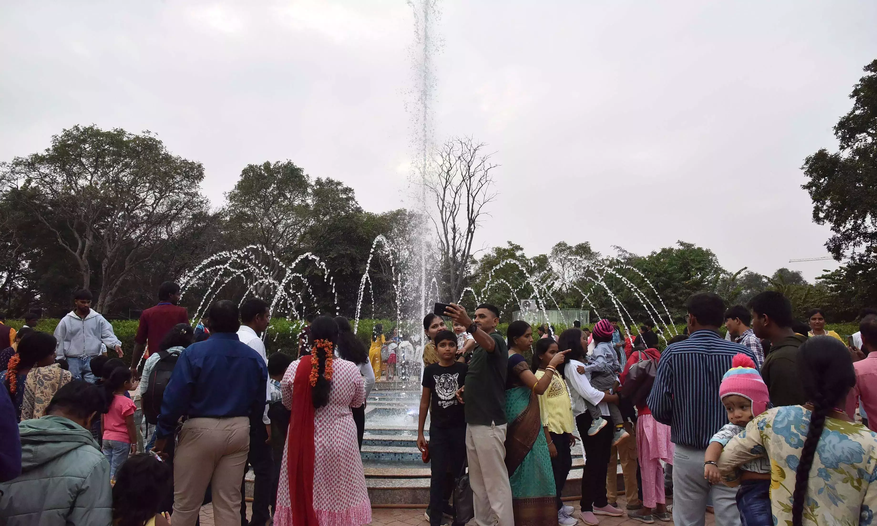 Telangana : राष्ट्रपति निलयम उत्सव में गिरने से तीन बच्चे घायल
