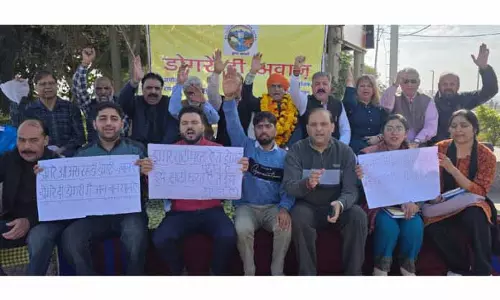 JAMMU: स्कूलों में डोगरी शिक्षा अनिवार्य करने की मांग को लेकर भूख हड़ताल JAMMU: स्कूलों में डोगरी शिक्षा अनिवार्य करने की मांग को लेकर भूख हड़ताल