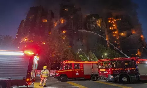 Hong Kong में आग लगने की जांच में मचान की जाली असुरक्षित मिली, गिरफ्तारियां हुईं