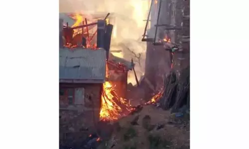 RAMBAN: दो दो मंजिला मकान जलकर खाक, 4 परिवार बेघर