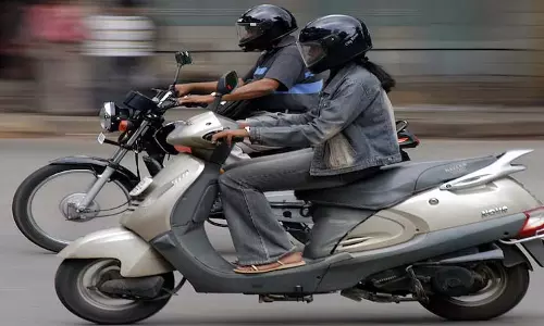 GST 2.0 सुधारों के बाद कपड़ा, दोपहिया वाहनों की खपत में गिरावट GST 2.0 सुधारों के बाद कपड़ा, दोपहिया वाहनों की खपत में गिरावट