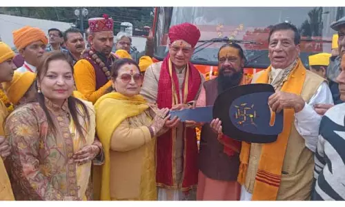 Pawan Shastri ने ज्ञान यज्ञ पाठशाला को बस दान की Pawan Shastri ने ज्ञान यज्ञ पाठशाला को बस दान की