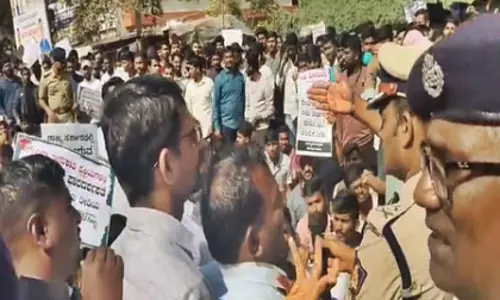 Karnataka: 2 लाख खाली पदों पर विरोध, 35 उम्मीदवार हिरासत में Karnataka: 2 लाख खाली पदों पर विरोध, 35 उम्मीदवार हिरासत में