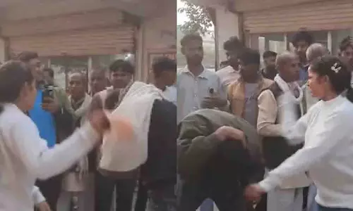 Mahoba में कथित अश्लील मैसेज को लेकर लड़कियों ने युवक पर सरेआम हमला किया Mahoba में कथित अश्लील मैसेज को लेकर लड़कियों ने युवक पर सरेआम हमला किया