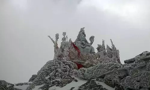 Himachal: सर्दियों की ठंड ने चूड़धार को बंद कर दिया