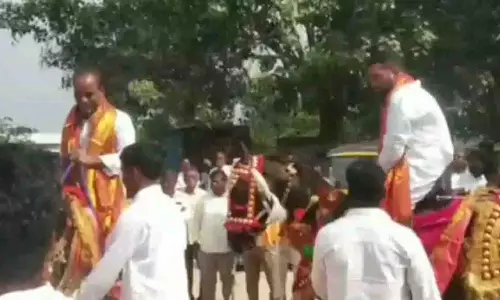 Telangana लोकल बॉडी चुनाव के लिए नॉमिनेशन फाइल करने घोड़े पर आया आदमी Telangana लोकल बॉडी चुनाव के लिए नॉमिनेशन फाइल करने घोड़े पर आया आदमी