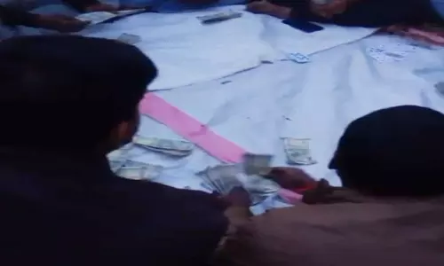 CG BREAKING: खेतों में लाखों का जुआ फड़, देखें VIDEO...