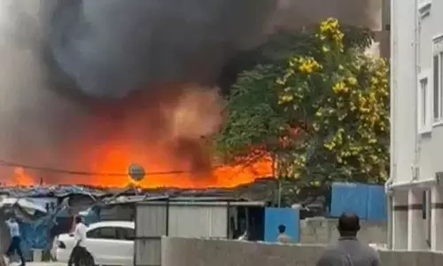 Hyderabad के चंदा नगर में आग लगने से 30 झोपड़ियां जलकर खाक हो गईं Hyderabad के चंदा नगर में आग लगने से 30 झोपड़ियां जलकर खाक हो गईं