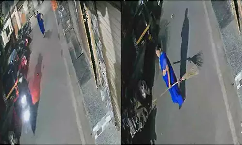 SDV स्कूल के पास एक्टिवा सवार दो चोरों ने की चोरी SDV स्कूल के पास एक्टिवा सवार दो चोरों ने की चोरी