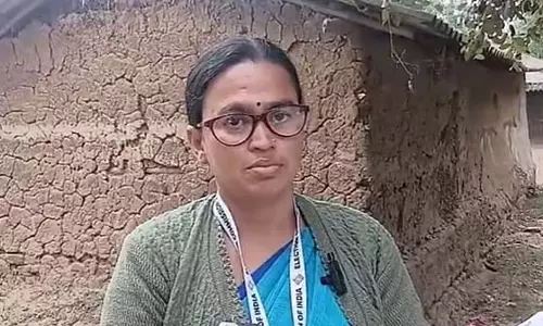 बिना किसी हाथ की उंगली के, BLO दीदी सोनाली का SIR 99 परसेंट पूरा हो गया बिना किसी हाथ की उंगली के, BLO दीदी सोनाली का SIR 99 परसेंट पूरा हो गया