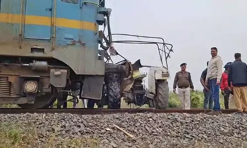 Asansol में बड़ा हादसा, ट्रैक्टर मालगाड़ी से टकराया, ड्राइवर की मौत