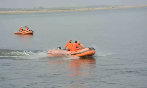 Bihar: पश्चिम चंपारण में नाव पलटी, 2 लड़कियां लापता Bihar: पश्चिम चंपारण में नाव पलटी, 2 लड़कियां लापता