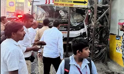 अनियंत्रित बस ने रौंदा, 2 की मौत ड्राइवर नशे में गिरफ्तार
