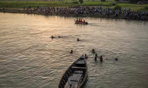 पश्चिमी चंपारण में नाव पलटी, 2 लड़कियां लापता