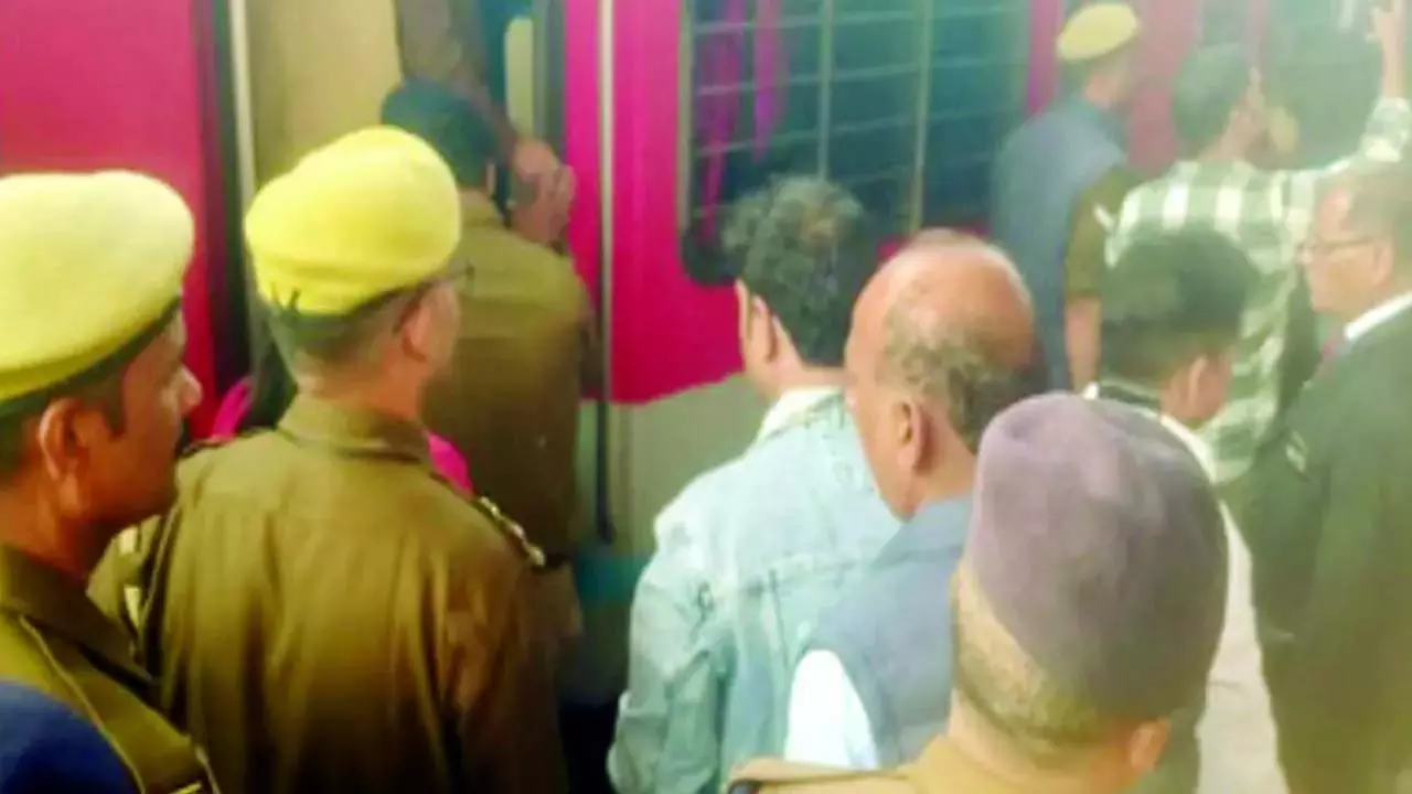 Up News: हीराकुंड एक्सप्रेस में सीट को लेकर शख्स ने कर दिया कांड Up News: हीराकुंड एक्सप्रेस में सीट को लेकर शख्स ने कर दिया कांड
