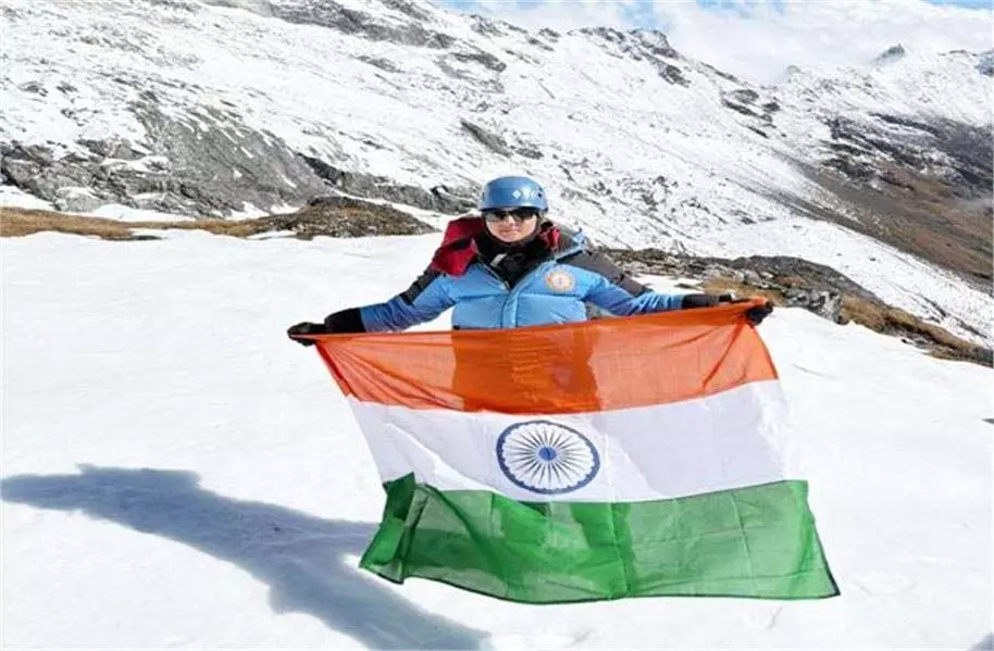 Mandi: वल्लभ कालेज की कैडेट डुमेश ने माऊंट बीसी रॉय पर फहराया तिरंगा Mandi: वल्लभ कालेज की कैडेट डुमेश ने माऊंट बीसी रॉय पर फहराया तिरंगा