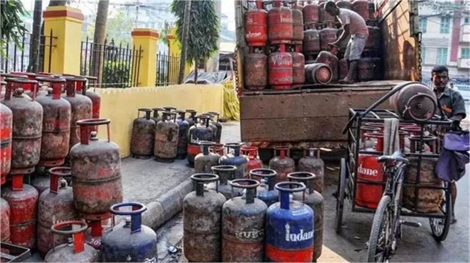 LPG price: सुबह की बड़ी खबर—LPG सिलेंडर के दाम घटे, देखें नई कीमत LPG price: सुबह की बड़ी खबर—LPG सिलेंडर के दाम घटे, देखें नई कीमत