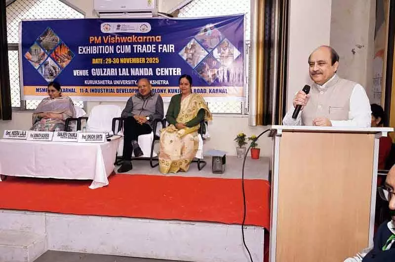 Kurukshetra यूनिवर्सिटी के VC ने PM विश्वकर्मा प्रदर्शनी में स्किल और इनोवेशन की सराहना की Kurukshetra यूनिवर्सिटी के VC ने PM विश्वकर्मा प्रदर्शनी में स्किल और इनोवेशन की सराहना की