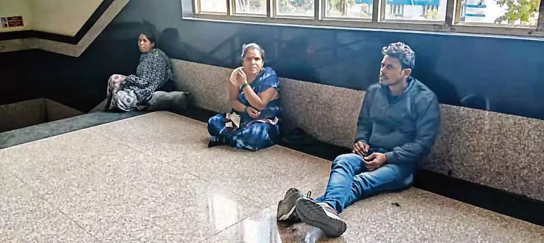 मरीज़ बदबू में सांस ले रहे हैं, परिवार फ़र्श पर; City PC सेठी हॉस्पिटल की दर्दनाक सच्चाई मरीज़ बदबू में सांस ले रहे हैं, परिवार फ़र्श पर; City PC सेठी हॉस्पिटल की दर्दनाक सच्चाई