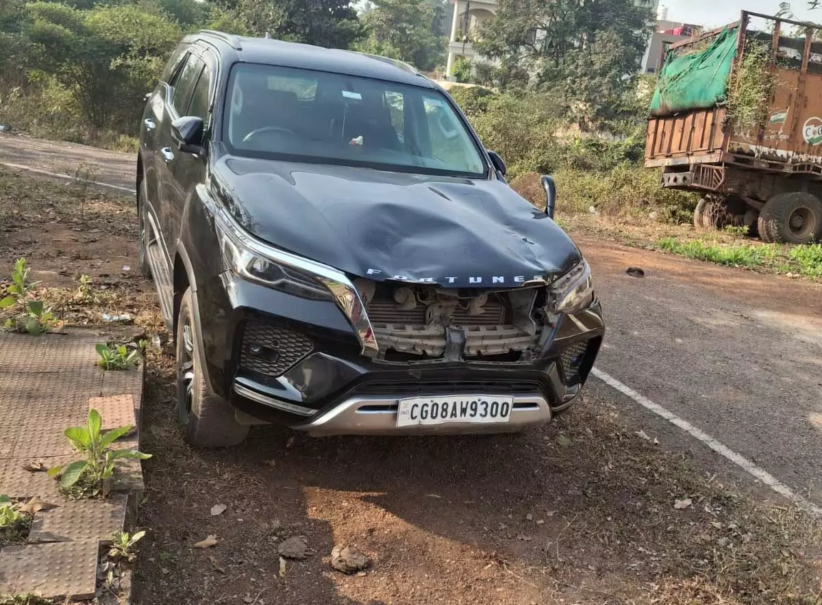 अमलेश्वर रोड में फॉर्च्यूनर कार ने साईकिल सवार बच्चों को रौंदा, एक की मौत अमलेश्वर रोड में फॉर्च्यूनर कार ने साईकिल सवार बच्चों को रौंदा, एक की मौत