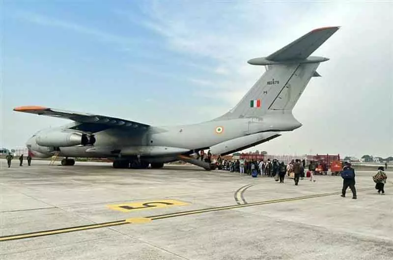 भारतीय वायुसेना के विमानों ने 400 भारतीय नागरिकों को एयरलिफ्ट किया भारतीय वायुसेना के विमानों ने 400 भारतीय नागरिकों को एयरलिफ्ट किया