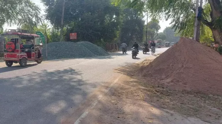 Farrukhabad: नवदिया रोड पर दुकानदारों के कब्जे से सड़क दुर्घटना का डर Farrukhabad: नवदिया रोड पर दुकानदारों के कब्जे से सड़क दुर्घटना का डर