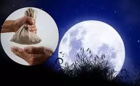 Margashirsha Purnima 2025 Daan: मार्गशीर्ष पूर्णिमा पर करें राशिनुसार दान, जीवन में आएगी सुख-शांति Margashirsha Purnima 2025 Daan: मार्गशीर्ष पूर्णिमा पर करें राशिनुसार दान, जीवन में आएगी सुख-शांति