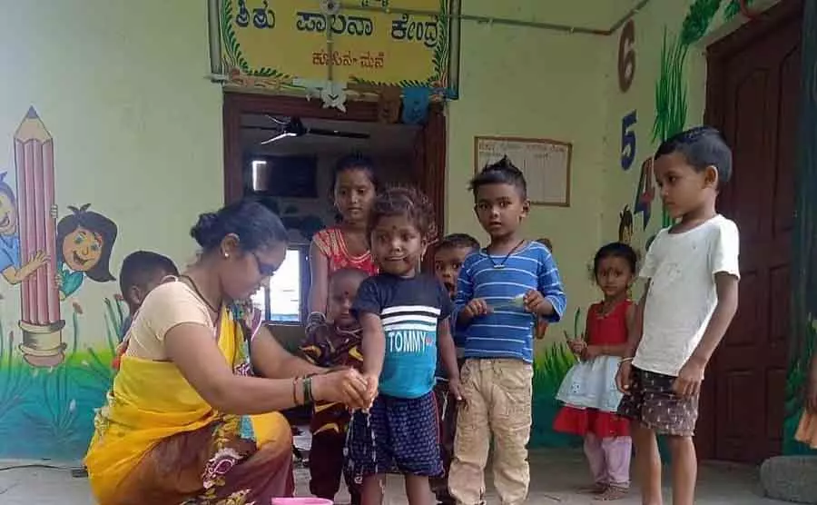 नरेगा के तहत मानदेय रोकने का केंद्र का आदेश: बच्चों की देखभाल करने वालों को मुश्किलों का सामना करना पड़ रहा नरेगा के तहत मानदेय रोकने का केंद्र का आदेश: बच्चों की देखभाल करने वालों को मुश्किलों का सामना करना पड़ रहा