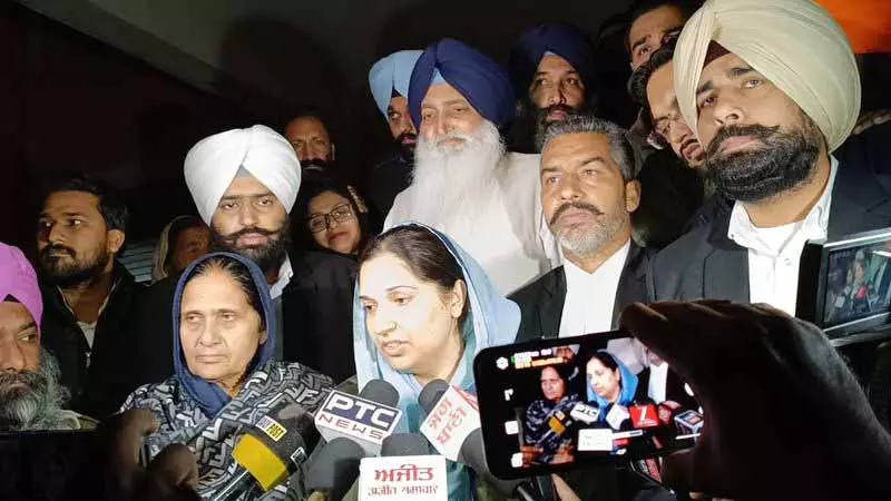 Akali leader की बेटी कंचनप्रीत को तरनतारन कोर्ट ने आधी रात की सुनवाई के बाद रिहा कर दिया Akali leader की बेटी कंचनप्रीत को तरनतारन कोर्ट ने आधी रात की सुनवाई के बाद रिहा कर दिया