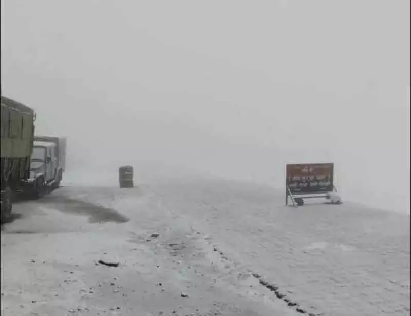 Zojila में ताज़ा बर्फबारी, Kashmir घाटी में तापमान जमा देने वाला Zojila में ताज़ा बर्फबारी, Kashmir घाटी में तापमान जमा देने वाला