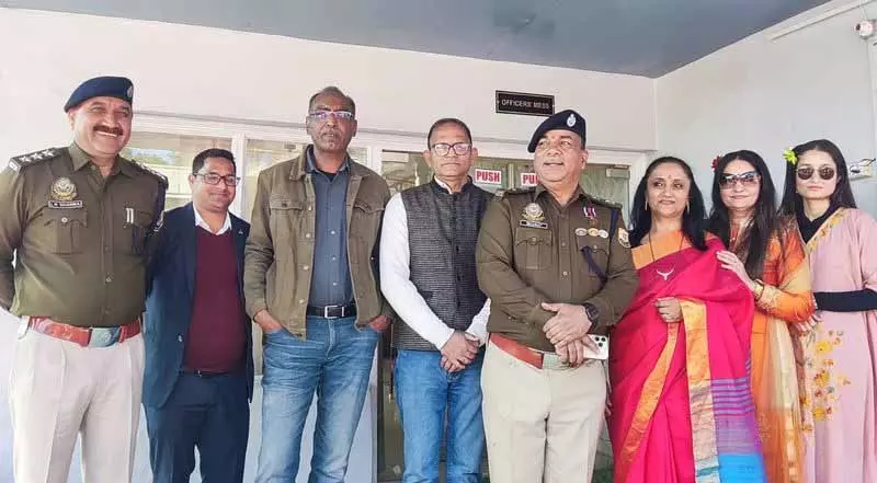 Hamirpur SP को रिटायरमेंट पर भावभीनी विदाई Hamirpur SP को रिटायरमेंट पर भावभीनी विदाई