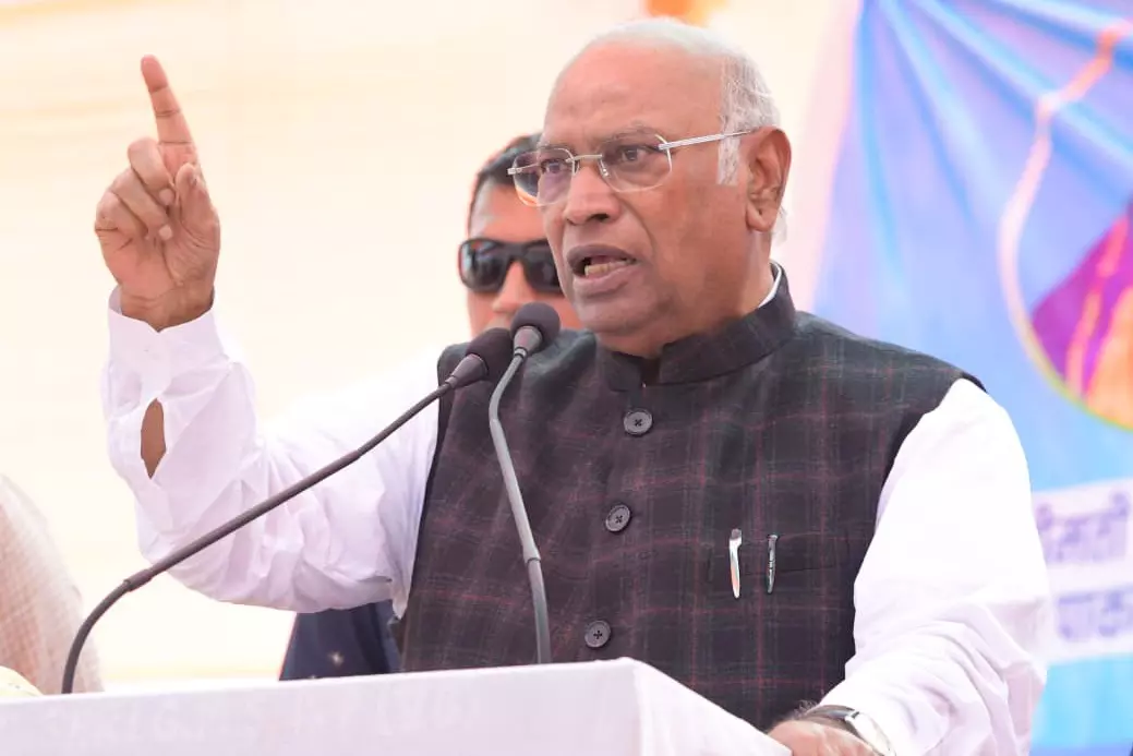 Kharge ने शीतकालीन सत्र के पहले दिन पीएम मोदी की आलोचना की Kharge ने शीतकालीन सत्र के पहले दिन पीएम मोदी की आलोचना की