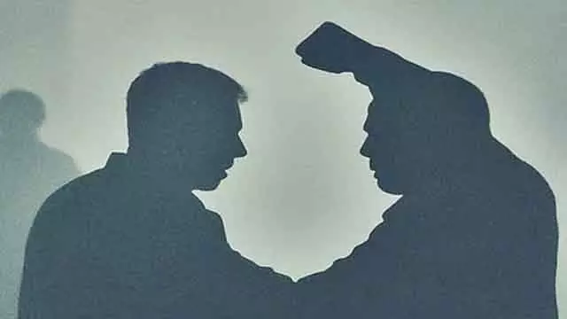 Khanpur : पुलिस अधिकारी ने सार्वजनिक रूप से सेवानिवृत्त सैनिक को पीटा और लात मारी Khanpur : पुलिस अधिकारी ने सार्वजनिक रूप से सेवानिवृत्त सैनिक को पीटा और लात मारी