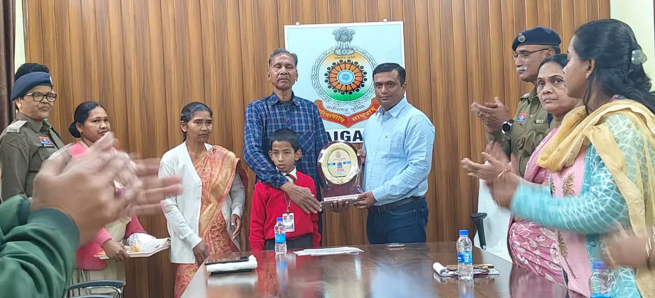 पुलिस अधीक्षक ने सेवानिवृत्त प्रधान आरक्षक को किया सम्मानित पुलिस अधीक्षक ने सेवानिवृत्त प्रधान आरक्षक को किया सम्मानित