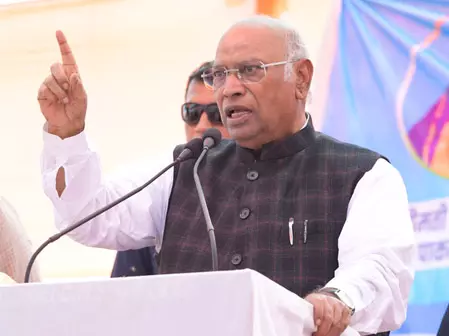 शीतकालीन सत्र के पहले दिन कांग्रेस ने पीएम मोदी पर साधा निशाना, कहा-असली मुद्दों पर ध्यान दें शीतकालीन सत्र के पहले दिन कांग्रेस ने पीएम मोदी पर साधा निशाना, कहा-असली मुद्दों पर ध्यान दें