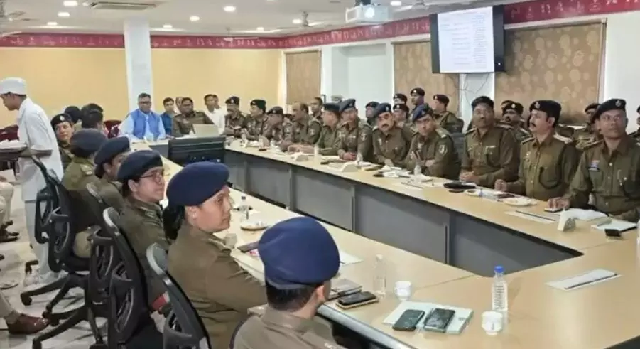 रायपुर में वनडे मैच के दौरान सुरक्षा व्यवस्था को लेकर पुलिस विभाग की हुई अहम बैठक रायपुर में वनडे मैच के दौरान सुरक्षा व्यवस्था को लेकर पुलिस विभाग की हुई अहम बैठक