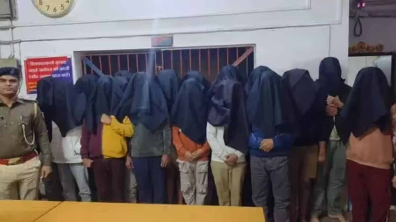 Buxar: साइबर फ्रॉड का पर्दाफाश, बक्सर में 18 गिरफ्तार Buxar: साइबर फ्रॉड का पर्दाफाश, बक्सर में 18 गिरफ्तार