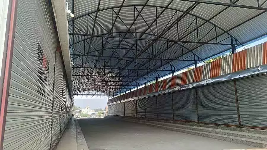 Chikkodi : एक कमर्शियल स्टोर जो एक साल बाद भी इस्तेमाल के लिए नहीं खोला गया है Chikkodi : एक कमर्शियल स्टोर जो एक साल बाद भी इस्तेमाल के लिए नहीं खोला गया है